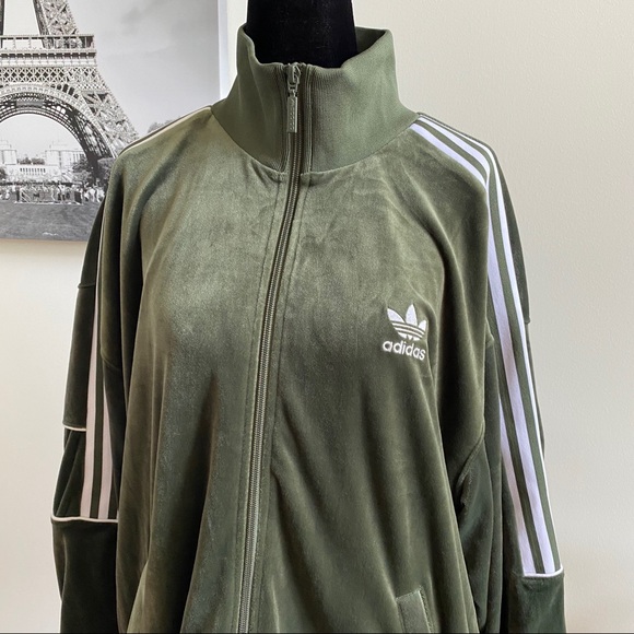 🚫𝕊𝕆𝕃𝔻🚫 Green Velvet Adidas Jacket - Picture 2 of 4